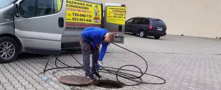 Wkładanie rury do dziury kanalizacyjnej